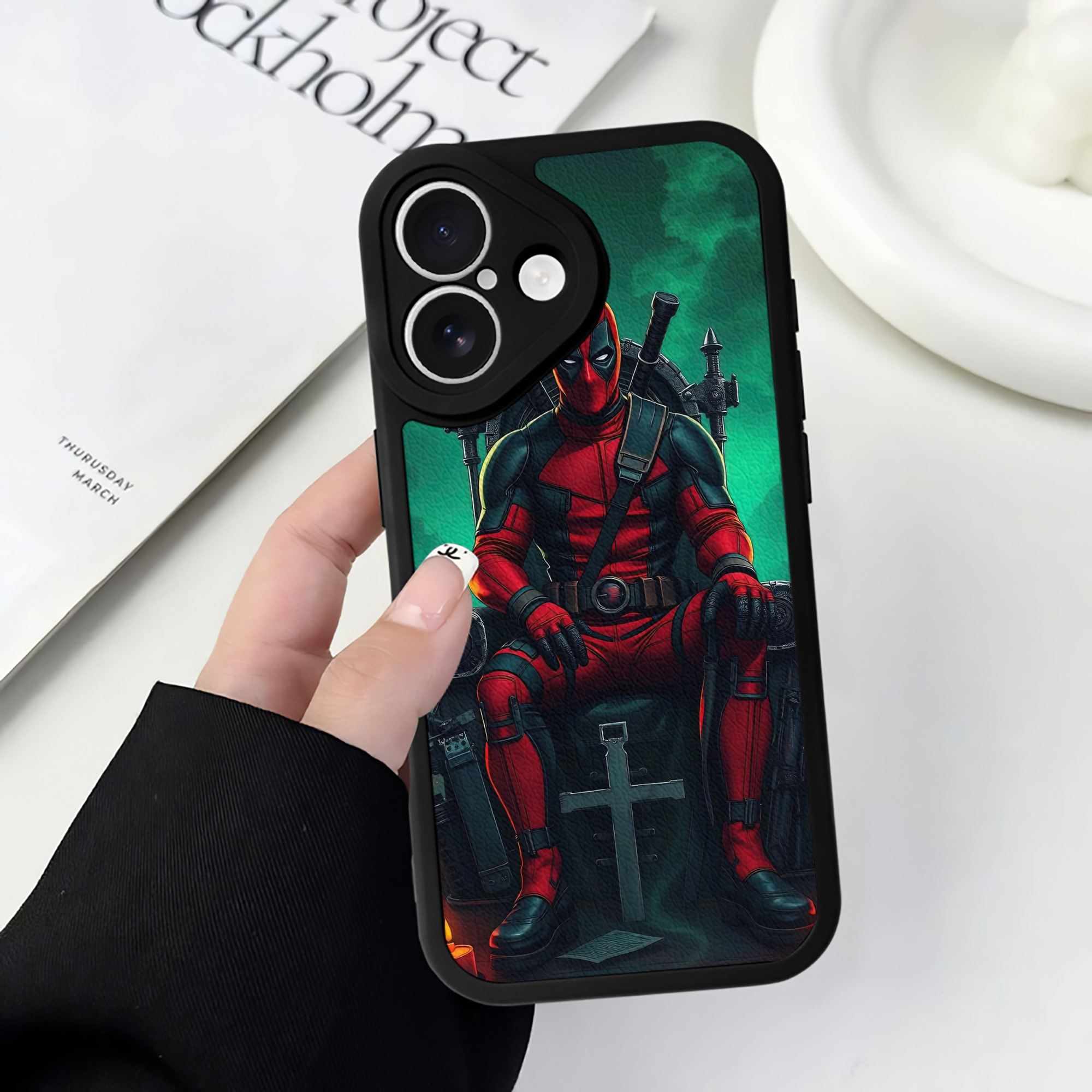 （画像用） Deadpool デッドプール 【iPhone 16シリーズ対応】シリコンスマホケース（レザー調） 材質：シリコン